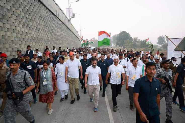 बिहार में राहुल गांधी की ‘वोट अधिकार यात्रा’ — लोकतंत्र के लिए जनांदोलन, संवेदना और उम्मीद की मिसाल 1 4baaa39119e47af83e50092f1e9231aa