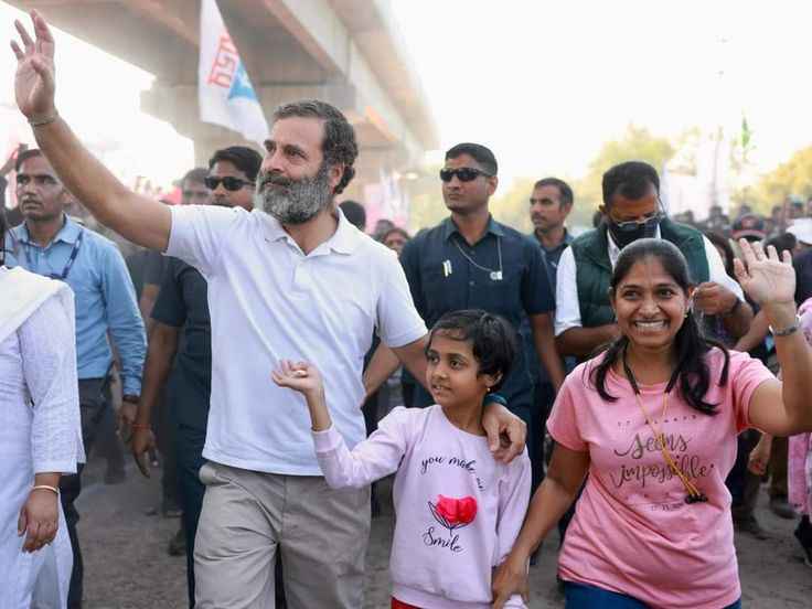 बिहार में राहुल गांधी की ‘वोट अधिकार यात्रा’ — लोकतंत्र के लिए जनांदोलन, संवेदना और उम्मीद की मिसाल 2 Rahul Gandhi ने बिहार के सासाराम से Voter Adhikar Yatra की शुरुआत की। जानिए इस यात्रा का रूट, राजनीतिक असर और जनता की उम्मीदें