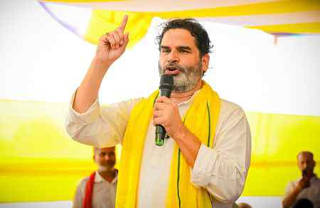 बिहार चुनाव 2025: प्रशांत किशोर के बयान से गरमाई सियासत | कौन दे रहा है पलटवार? 1 बिहार चुनाव 2025 में प्रशांत किशोर प्रेस कॉन्फ्रेंस करते हुए, राजनीतिक बयान पर प्रतिक्रिया
