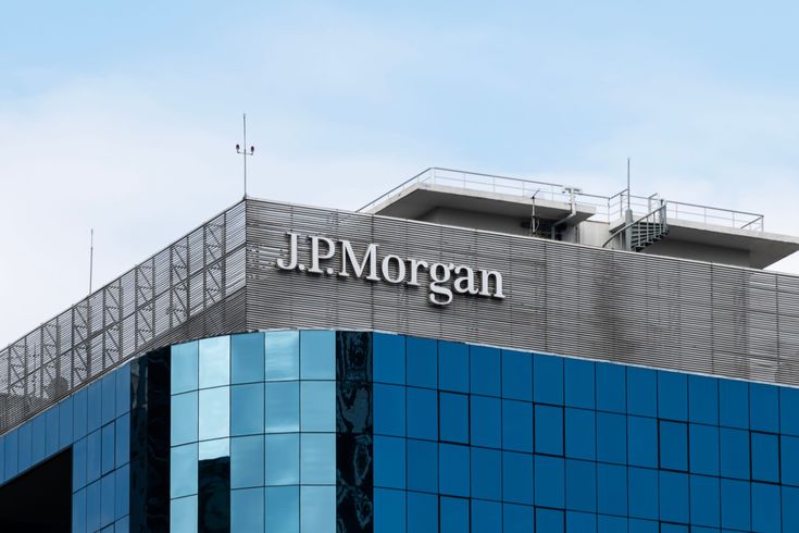 JPMorgan के Jamie Dimon का बयान: H-1B वीज़ा फीस बढ़ोतरी ‘आकस्मिक’ — क्या होगा भारत और विदेशों पर असर 2 Indian IT professionals concerned about rising H-1B costs