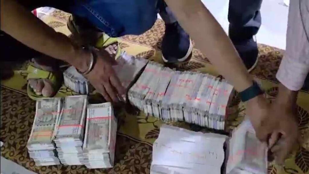 खेत में तहखाना बनाया, 40 लाख का नकली नोट जब्त—Gujarat पुलिस का खेल चोरी का उच्च दर्जा सेंकड़ में! 1 Fake Currency Racket Gujarat