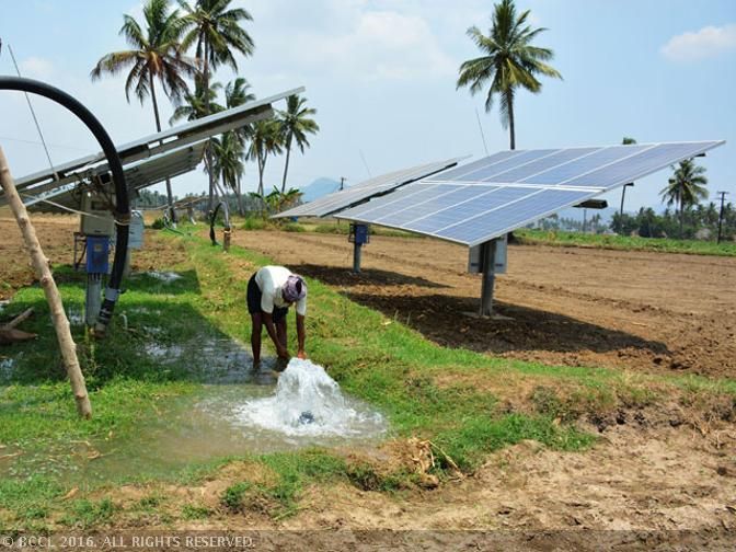India's solar sector at an inflection point as risks of oversupply, trade disruptions looming — विस्तार से समझिए 1 Large solar park with modules near commissioning (India, 2025), सफ़ाई से शुरुआत (India’s solar)