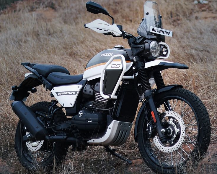 Yezdi Adventure 2025 — Monsoon Miles & Midnight Roads: पूरा टेस्ट-राइड रिपोर्ट 2 Twin headlight beam of Yezdi Adventure cutting through night.