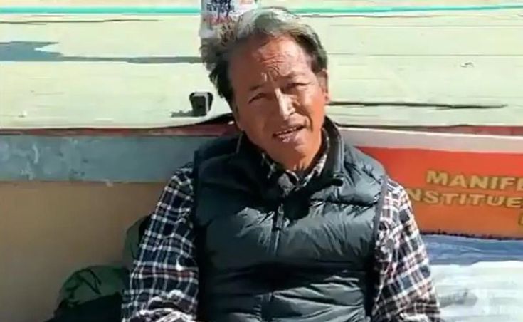 लेह में प्रदर्शन और सुरक्षा बल (हिंसक झड़प के दौरान का दृश्य)”
