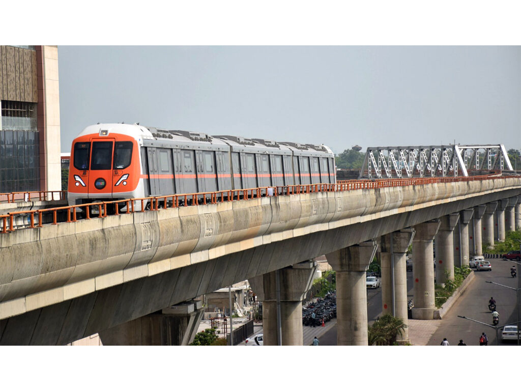🚆 ADB ने मंज़ूर किया $299 मिलियन लोन: दिल्ली–मेरठ RRTS के लिए नई छलांग 1 RRTS स्टेशन प्लेटफ़ॉर्म दृश्य, Delhi meerut rrts